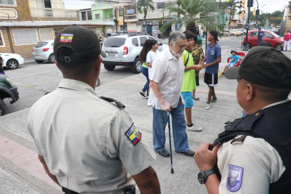 José Luis Villacreses se acercó ayer en la mañana hasta su recinto electoral después de no haberse presentado en los últimos tres comicios presidenciales.