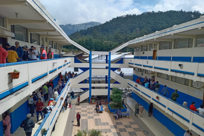 Sur. En el Colegio Quito, la concurrencia fue masiva desde temprano.