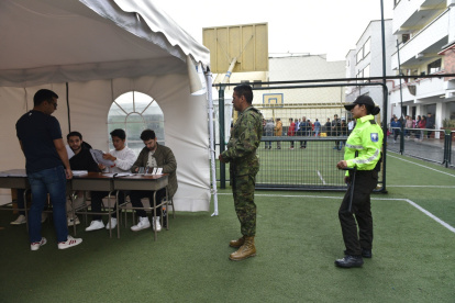 Decisión. Los miembros de las fuerzas armadas ejercen el voto facultativo.