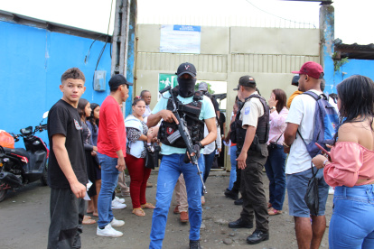 Resguardo. Policías y militares ejecutan un cerco de control sobre quienes ingresaban ayer a los recintos.