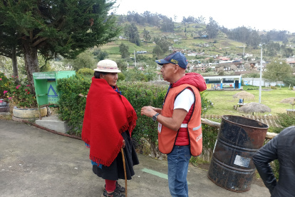 Presencia. María Zumbana arriba a votar en su recinto electoral.