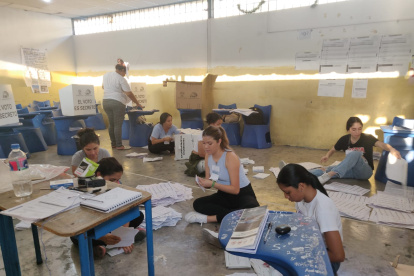 El conteo de votos ya se realiza desde las 17:00.