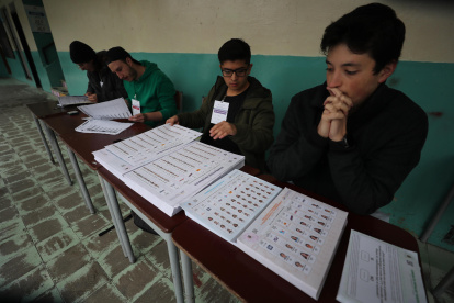 Jurados y trabajadores electorales preparan la apertura de los centros de votación para la jornada de elecciones presidenciales, en Quito.