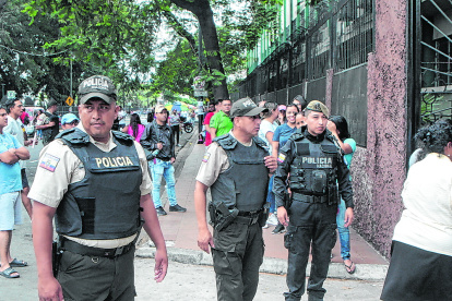 Sufragio. Los agentes policiales tuvieron voto facultativo en los recintos electorales donde sirvieron este domingo.