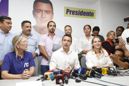 Intervención. El staff del candidato Daniel Noboa improvisó una rueda de prensa en uno de los pisos del Banco del Litoral, en Malecón e Imbabura, centro de Guayaquil.