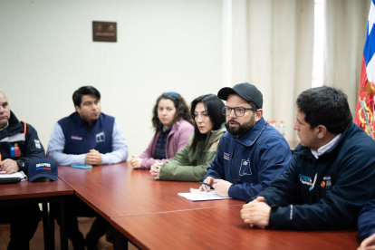 Fotografía cedida por la presidencia de Chile, donde se observa al presidente chileno, Gabriel Boric (2d), junto a personal militar, donde encabeza comité de crisis con autoridades de la Región del Maule ante el sistema frontal que afecta hoy a la zona centro-sur del país, en Linares (Chile). El Gobierno chileno informó este lunes que dos personas fallecieron en las últimas horas y cerca de 30.000 se encuentran aisladas debido al temporal que desde el fin de semana afecta a diversas regiones del centro y sur de Chile. EFE/ Presidencia de Chile/SOLO USO EDITORIAL/SOLO DISPONIBLE PARA ILUSTRAR LA NOTICIA QUE ACOMPAÑA (CRÉDITO OBLIGATORIO)