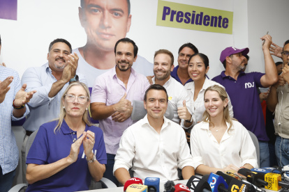 Lavinia con su suegra Annabella y su esposo, Daniel Noboa.