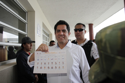 El candidato presidencial Xavier Hérvas votando el domingo 20 de agosto.