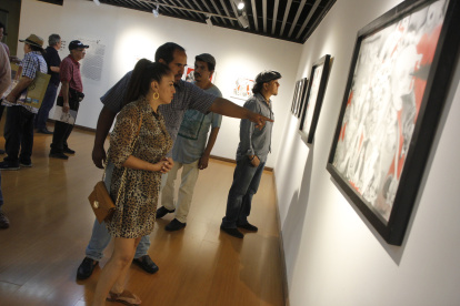 Arte. Un grupo de personas se detiene de cara a una de las obras de Abdón Segovia.