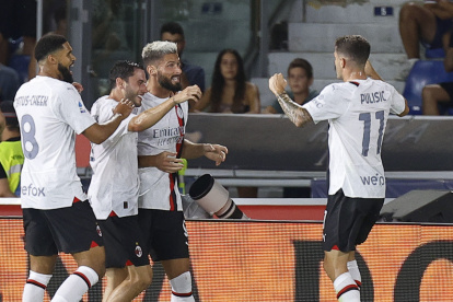 Bologna (Italy), 20/08/2023.- Milan"s Olivier Giroud (3-L) celebrates with teammates after scoring the 1-0 lead during the Italian Serie A soccer match Bologna FC vs AC Milan at Renato Dall"Ara stadium in Bologna, Italy, 21 August 2023. (Italia) EFE/EPA/ELISABETTA BARACCHI