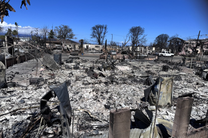 Fotografía de escombros tras un incendio, el 20 de agosto de 2023, en Lahaina (EE.UU.)