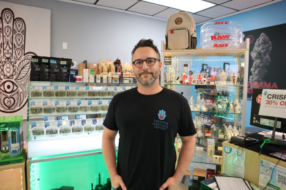 Jeffrey Kahn, rabino y fundador de Takoma Wellness, posa en el Takoma Wellness, el mayor dispensario en Washington D.C. (EE. UU).