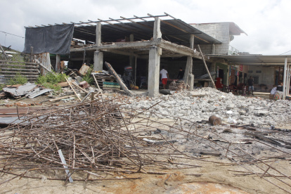 1. Estructura. Las viviendas se evidencian afectadas por el sismo que ocurrió hace más de 5 meses. Los fierros retorcidos todavía están en las veredas