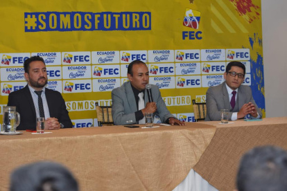 Santiago Rosero (d) durante el anuncio de la no participación tricolor.