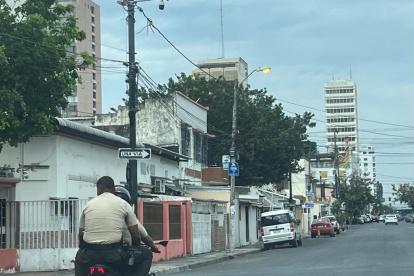 Agentes de policia en una moto, uno de ellos sin casco.