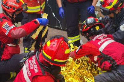 Atención. Paramédicos de los Bomberos brindan atención al herido.