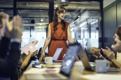 Referencial. El ambiente laboral y la felicidad de recibir más sueldo.