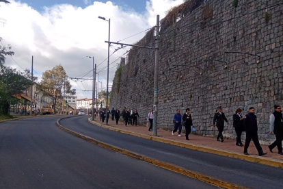 Complicación. Decenas de estudiantes y oficinistas tuvieron que caminar largos tramos en este inicio a clases.