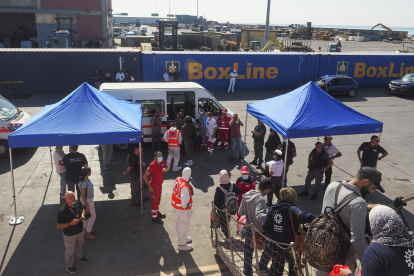 Los 195 migrantes rescatados desembarcan del Open Arms, este martes en Marina de Carrara (Italia), antes de ser repartidos entre las regiones de Piamonte, Toscana y Umbría.