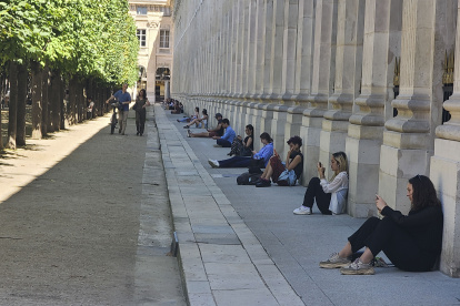 En la imagen, un grupo de personas se refugia del calor este lunes en las inmediaciones del jardín del Palacio Real de París.