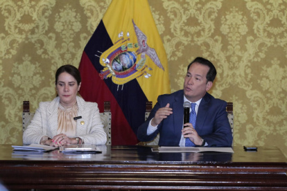 La ministra de Telecomunicaciones, Vianna Maino, y el ministro de Gobierno, Henry Cucalón.