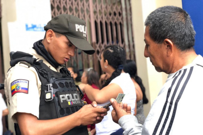Resguardo. Durante el día de las elecciones, la Policía Nacional se encargó de revisar las mochilas y bolsos de los ciudadanos, al ingreso de los recintos electorales.