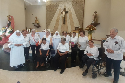 Asilo. Algunas de las hermanas y adultos mayores aparecen en la capilla del Hogar San José.