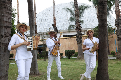 Presentación. Schuberth Ganchozo, junto a dos de los cinco integrantes que tiene Bambú Ensamble.