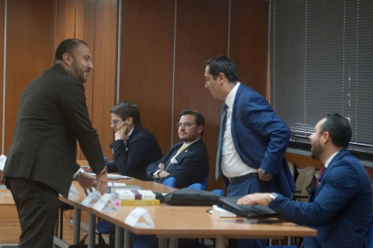 Diligencia. Defensores de los procesados durante una de las audiencias del caso.