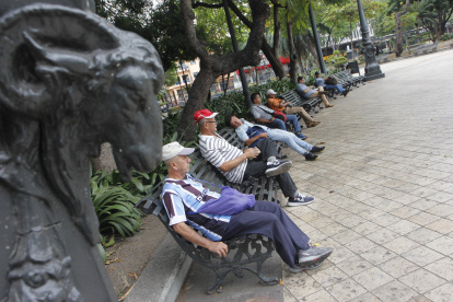 Aburridos. Quienes acuden al parque Centenario no encuentran algo que los entretenga. Muchos optan por dormir en sus bancas.