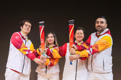 Deportistas olímpicos y paralímpicos de Chile con la pieza que incluso lleva inscritos en sus laterales la frase “Santiago 2023” en braille para impulsar la integración.