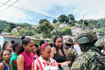 Los uniformados organizaron la dotación de kits de alimentos para los moradores del sector.