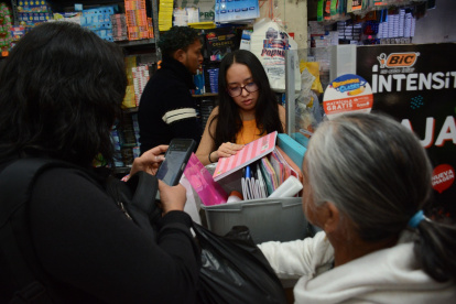 Materiales. Un solo local del Centro Histórico concentra la atención de padres de familia a la hora de adquirir los útiles escolares.