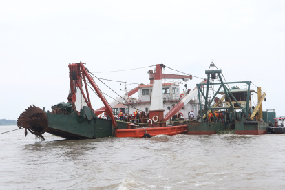 El daño de uno de los tres motores de la draga, según el consocio, paralizó la obra.