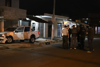 La camioneta que manejaba el hombre terminó impactando al menos tres viviendas.