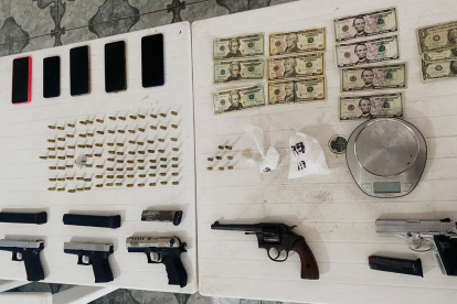 Armas de fuego, dinero y celulares consta entre lo decomisado.