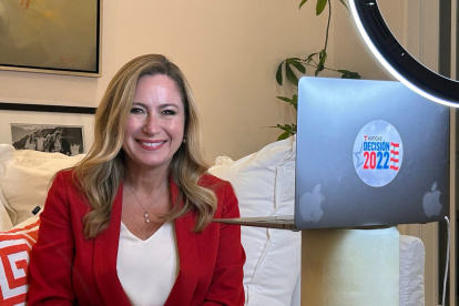 Debbie Mucarsel-Powell llegó a los EE. UU. desde Ecuador a una edad temprana con su madre.