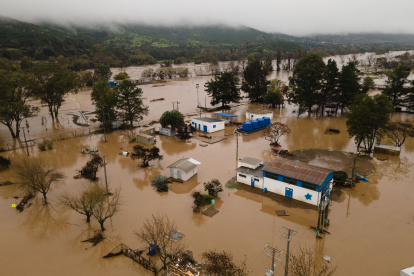 Fotografía aérea tomada hoy que muestra las inundaciones causadas tras el desborde del río Claro en la ciudad de Talca (Chile). El gobierno chileno declaró este martes emergencia agrícola en las regiones de O"Higgins, Maule, Ñuble y Biobío, territorios del centro sur que comprenden el área más afectada por el histórico sistema frontal, fenómeno que desde el pasado sábado han dejado tres personas fallecidas, casi 4.300 damnificadas, más de 850 albergadas y más de 34.000 aisladas. EFE/ Rafael Arancibia