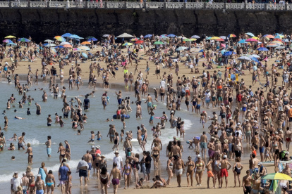 La playa de la Concha de San Sebastián abarratoda de bañistas este miércoles, en una jornada de calor intenso.