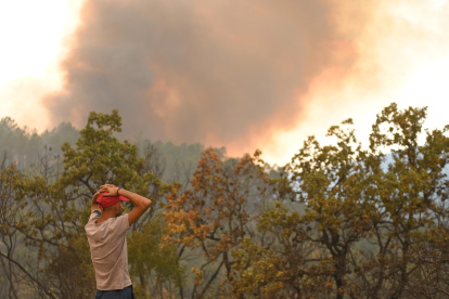 un civil observa un incendio que quema árboles en un área entre la aldea de Sapes y la aldea de Sicorrachi cerca de Alexandroupolis, Tracia, norte de Grecia, 23 de agosto de 2023.