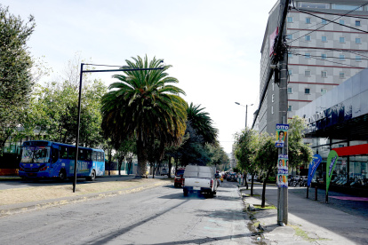 En la avenida Diego de Almagro, en el norte de Quito, una persona fue víctima de un robo. Terminó encima de un auto, en un intento por recuperar sus pertenencias