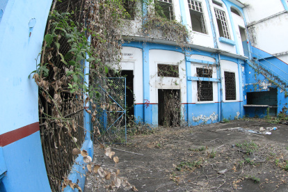 Maleza y daños en las estructuras es lo que se observa en las instalaciones.