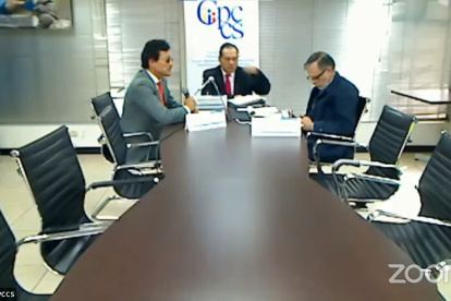 El comisionado Uquillas (i) cuestionó que el CPCCS apoye las acusaciones de Puig.