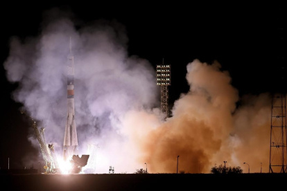 El carguero espacial será recibido por los cosmonautas rusos Serguéi Prokópiev, Dmitri Petelin y Andréi Fediáyev,