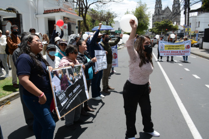 Un grupo de pacientes del IESS y los dueños y el personal médicos de los centros de diálisis protestaron en Quito.