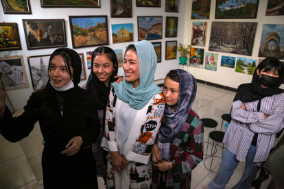 afganas en una exposición de pintura organizada el 21 de agosto en Kabul.