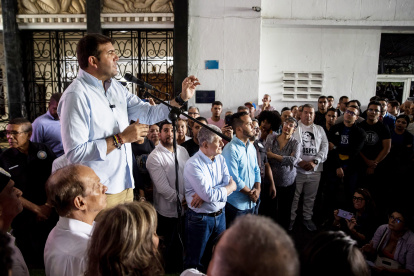El candidato a las primarias opositoras del 22 de octubre Carlos Prosperi habla a sus simpatizantes durante el lanzamiento de su campaña, hoy, en Caracas (Venezuela). EFE/ Miguel Gutierrez