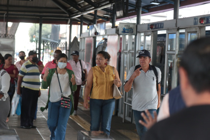 Operaciones. Durante horas de la mañana, diferentes usuarios se quejaron de que algunas paradas del sistema no contaban con el personal de seguridad privada, que es habitual en las paradas del sistema.