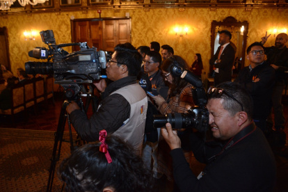 Trabajo. Fotógrafos y camarógrafos durante una cobertura periodística en el Palacio de Carondelet.