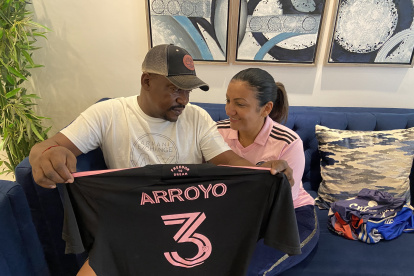 Dixon Arroyo papá y Sandra Espinoza, progenitores del tricolor con la camiseta oficial del Inter Miami,  que el mismo jugador le mandó a hacer en Estados Unidos.